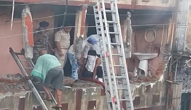 गिरिडीह में खुशी मार्ट में भीषण आग: महिला की मौत, बच्ची अब भी फंसी!