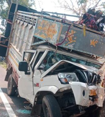 गिरिडीह सड़क हादसा: डीजे वैन पेड़ से टकराई, छह युवक गंभीर रूप से घायल!