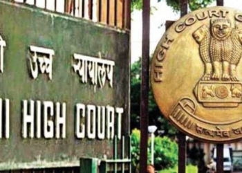 दिल्ली कोर्ट में महिला जज को धमकी और दुर्व्यवहार: आरोपी और वकील पर कठोर कार्रवाई का आदेश!