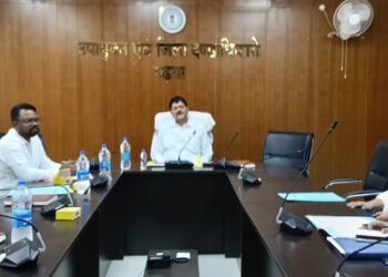 जिला गढ़वा में शुल्क समिति और मध्याह्न भोजन की योजनाओं पर बड़ा कदम: उपायुक्त की अध्यक्षता में हुई महत्वपूर्ण बैठक