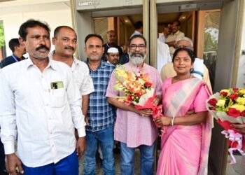 मुख्यमंत्री हेमन्त सोरेन ने आम जनता से की सीधी बातचीत, समस्याओं के समाधान का दिया भरोसा!