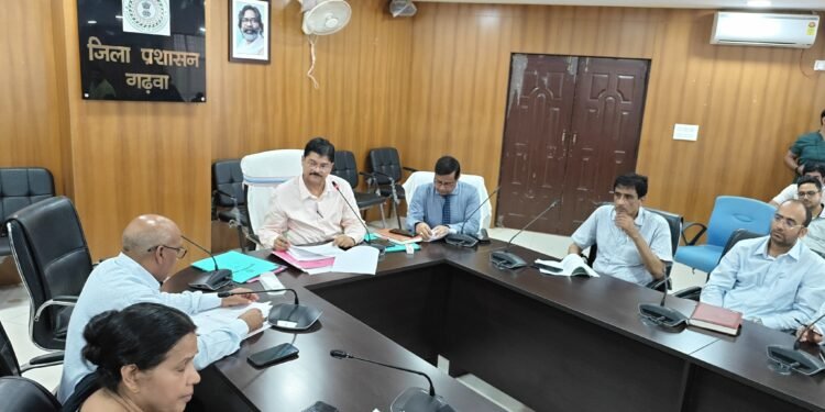 गढ़वा में स्वास्थ्य योजनाओं की समीक्षा: उपायुक्त की अध्यक्षता में जिला स्तरीय बैठक में लिए गए बड़े फैसले