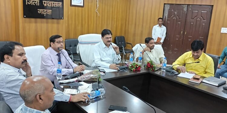 गढ़वा: भवनाथपुर में प्रशासनिक अनुशासन: उपायुक्त ने लिया सख्त एक्शन, वेतन पर रोक का आदेश!