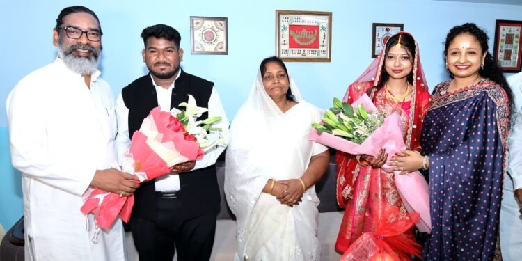 मुख्यमंत्री हेमन्त सोरेन और कल्पना सोरेन ने नव दंपति को दिया आशीर्वाद, बोकारो में बंधी खुशियों की डोर!
