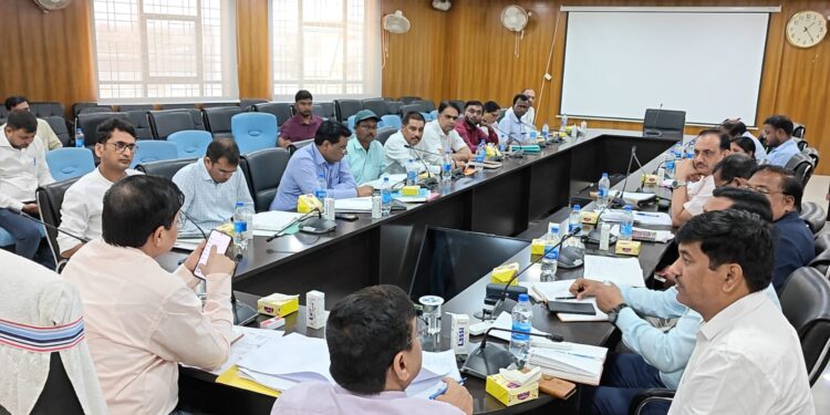उपायुक्त की अध्यक्षता में गढ़वा में विकास योजनाओं की समीक्षा—लंबित कार्यों को पूर्ण करने के निर्देश!