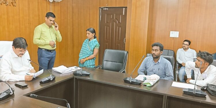 गढ़वा: उपायुक्त ने जनता दरबार में सुनी आम जनता की समस्याएं— मौके पर दिए त्वरित समाधान के निर्देश!