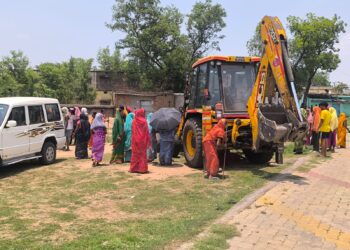मुरपा में अतिक्रमण हटाने पहुंची टीम को ग्रामीणों का तीखा विरोध: जेसीबी संग प्रशासन बैरंग लौटा, आत्मदाह की चेतावनी!