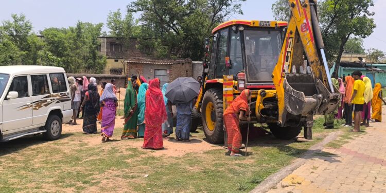 मुरपा में अतिक्रमण हटाने पहुंची टीम को ग्रामीणों का तीखा विरोध: जेसीबी संग प्रशासन बैरंग लौटा, आत्मदाह की चेतावनी!