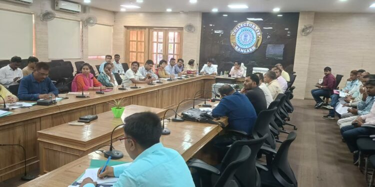 रामगढ़ में स्वास्थ्य सेवाओं पर कड़ा पहरा: उपायुक्त चंदन कुमार की अध्यक्षता में समीक्षा, साफ-सफाई और सुविधाओं पर जोर!