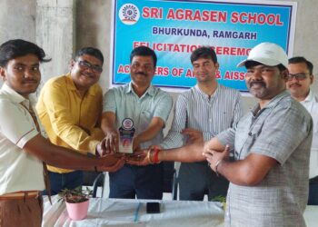 रामगढ़ में मेधावियों का भव्य सम्मान: श्री अग्रसेन स्कूल में CBSE टॉपर्स को मिला मोमेंटो, सीओ ने दी प्रेरणा!