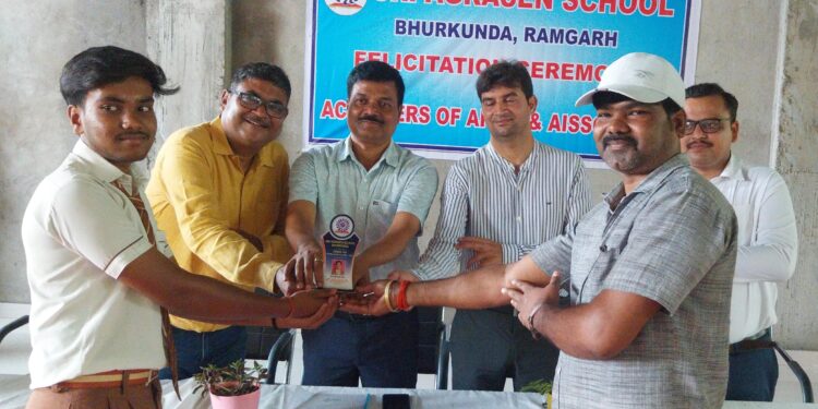 रामगढ़ में मेधावियों का भव्य सम्मान: श्री अग्रसेन स्कूल में CBSE टॉपर्स को मिला मोमेंटो, सीओ ने दी प्रेरणा!