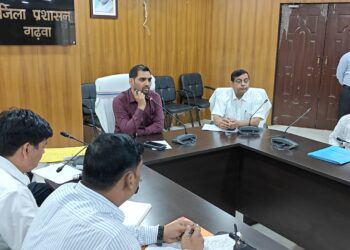 गढ़वा के नए उपायुक्त दिनेश कुमार यादव का एक्शन मोड: समीक्षा बैठक में जनहित योजनाओं को तेज करने का निर्देश!