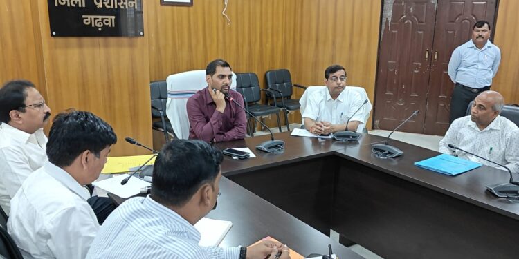 गढ़वा के नए उपायुक्त दिनेश कुमार यादव का एक्शन मोड: समीक्षा बैठक में जनहित योजनाओं को तेज करने का निर्देश!