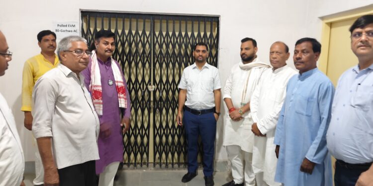 गढ़वा में EVM वेयरहाउस का सख्त निरीक्षण: उपायुक्त दिनेश यादव ने दिए बड़े निर्देश!