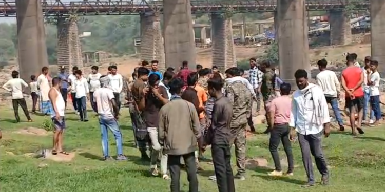 रामगढ़ में दामोदर नदी से रोहन ठाकुर का शव बरामद: हत्या या आत्महत्या? पुलिस जांच में सनसनीखेज खुलासे की उम्मीद!