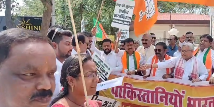 पाकिस्तानी भारत छोड़ो आंदोलन: रामगढ़ में भाजपा का जोरदार विरोध, उपायुक्त को सौंपा ज्ञापन!