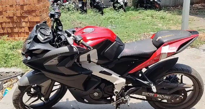 भुरकुंडा में बाइक स्टंटबाजों पर पुलिस की सख्ती: बिना नंबर प्लेट के दो युवक हिरासत में!