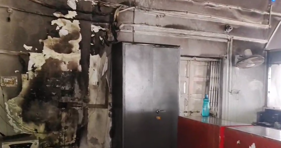 पाकुड़ डाकघर में आग की चिंगारी: शॉर्ट सर्किट से हादसा, उपकरण जले, कागजात सुरक्षित!