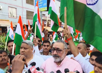 बेगूसराय में तिरंगे का शौर्य उत्सव: गिरिराज सिंह के नेतृत्व में सेना के ऑपरेशन सिंदूर को भव्य सलाम!भाजपा जिला अध्यक्ष राजीव वर्मा के संयोजन में हर हर महादेव चौक से शहीद स्थल तक निकली तिरंगा यात्रा; हजारों राष्ट्रवादियों ने लहराया तिरंगा।