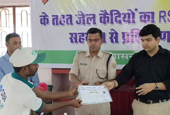 पाकुड़ जेल में बंदियों की नई उड़ान: आचार-पापड़ बनाना सीखा, बोले- अब नया जीवन शुरू करेंगे!