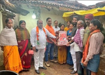 सांसद मनीष जायसवाल की अनूठी पहल: रामगढ़ में गरीब बेटियों के लिए लहंगा वितरण, सपनों को मिला नया रंग!