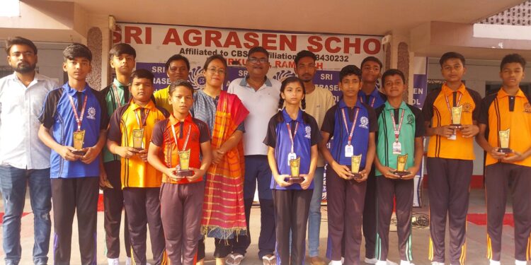 बजरंग दल भुरकुंडा ने बिखेरी रौनक: श्री अग्रसेन स्कूल के स्केटिंग सितारों को रामनवमी शोभायात्रा में शानदार प्रदर्शन के लिए सम्मान!