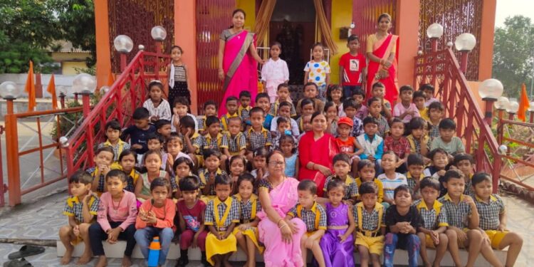 रजरप्पा के नन्हें सितारों का शैक्षणिक भ्रमण: मंदिर दर्शन और अपर्णा वाटिका पार्क में बिखरी बच्चों की खुशियां!