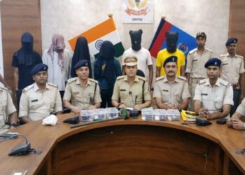 रामगढ़ में बेटिंग की सनक ने बनाया चोर: पुलिस ने 6 युवा चोरों के गैंग को मोबाइल, सोना और औजारों संग पकड़ा!