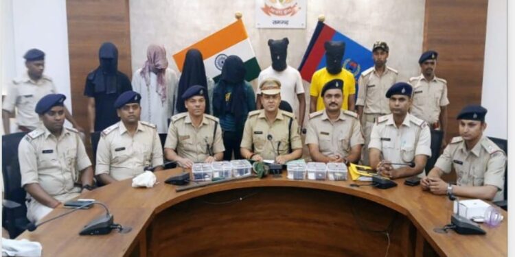 रामगढ़ में बेटिंग की सनक ने बनाया चोर: पुलिस ने 6 युवा चोरों के गैंग को मोबाइल, सोना और औजारों संग पकड़ा!