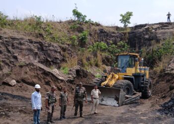 वेस्ट बोकारो में अवैध खनन पर सख्ती: पुलिस-वन विभाग ने डोजरिंग कर 3 मुहानों को बंद कर दिखाई ताकत!