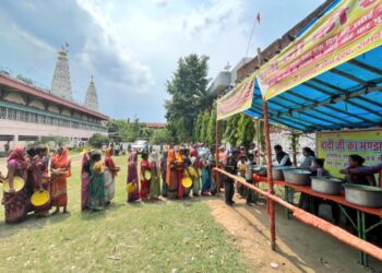 रामगढ़ में भाजपा नेता की अनोखी पहल: धनंजय पुटूस ने गरीबों को भोजन कराकर मनाई शादी की सालगिरह, बटोरी तारीफ!