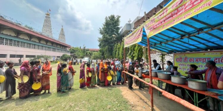 रामगढ़ में भाजपा नेता की अनोखी पहल: धनंजय पुटूस ने गरीबों को भोजन कराकर मनाई शादी की सालगिरह, बटोरी तारीफ!