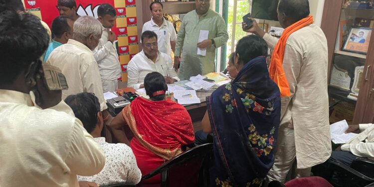 हजारीबाग सांसद मनीष जायसवाल की जनसरोकार पहल: रामगढ़ में जनता दरबार, समस्याओं के समाधान का भरोसा!