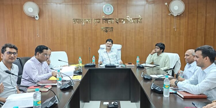 गढ़वा: प्रधानमंत्री जन मन योजना और धरती आबा अभियान की समीक्षा बैठक: समग्र विकास की ओर एक ठोस कदम