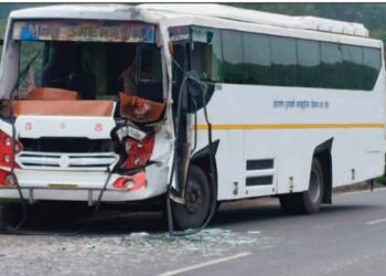 कुजू ओपी क्षेत्र में रांची से हजारीबाग जा रही माँ शेरावाली बस की टक्कर, घायलों को सदर अस्पताल में भर्ती कराया गया।