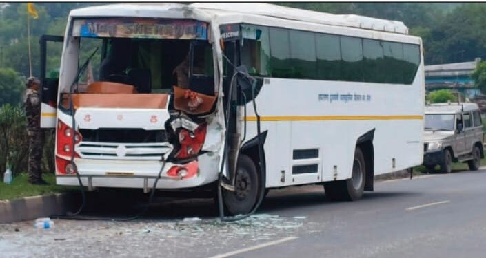 कुजू ओपी क्षेत्र में रांची से हजारीबाग जा रही माँ शेरावाली बस की टक्कर, घायलों को सदर अस्पताल में भर्ती कराया गया।