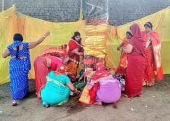 वट सावित्री पूजा: रामगढ़ में सुहागिनों ने पति की लंबी उम्र के लिए बरगद को बांधा धागा!