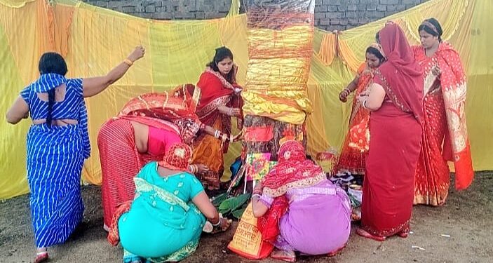 वट सावित्री पूजा: रामगढ़ में सुहागिनों ने पति की लंबी उम्र के लिए बरगद को बांधा धागा!