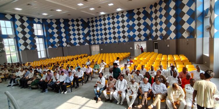 बकरीद में शांति की गूंज: गढ़वा उपायुक्त दिनेश कुमार यादव ने शांति समिति की बैठक में दिए सौहार्द के निर्देश!