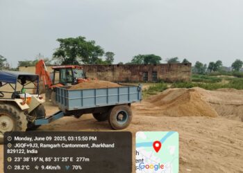 गढ़बांध में बालू माफियाओं पर शिकंजा: रामगढ़ इंटर कॉलेज परिसर से अवैध बालू स्टॉक पर खनन विभाग की बड़ी कार्रवाई!