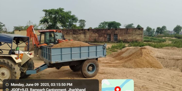 गढ़बांध में बालू माफियाओं पर शिकंजा: रामगढ़ इंटर कॉलेज परिसर से अवैध बालू स्टॉक पर खनन विभाग की बड़ी कार्रवाई!