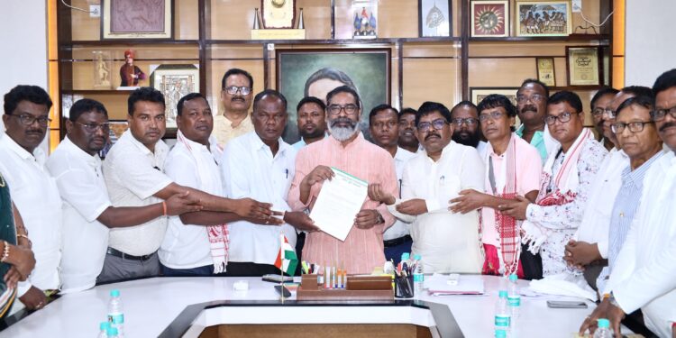 मरांङ बुरू की पुकार: संथाल समाज ने CM हेमन्त सोरेन से मांगा धार्मिक तीर्थ स्थल का संरक्षण, अवैध निर्माण हटाने की उठी मांग!