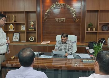 गढ़वा में प्रज्ञा केंद्रों पर सख्ती: उपायुक्त दिनेश यादव ने दी अनियमितता पर कड़ी कार्रवाई की चेतावनी!