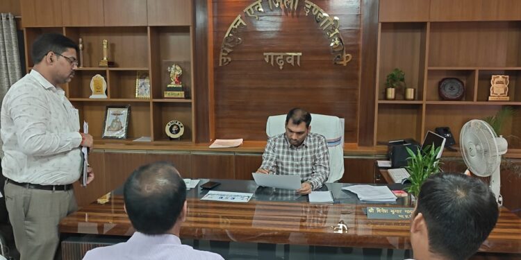 गढ़वा में प्रज्ञा केंद्रों पर सख्ती: उपायुक्त दिनेश यादव ने दी अनियमितता पर कड़ी कार्रवाई की चेतावनी!