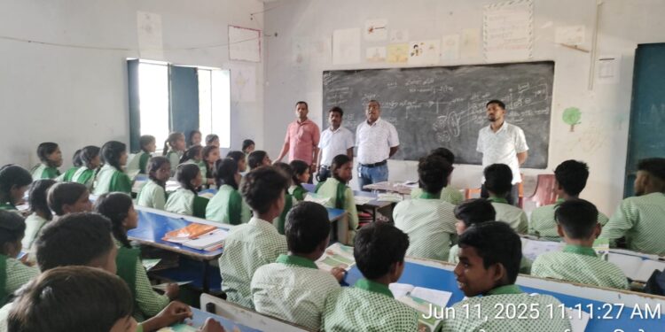 सड़क सुरक्षा का पाठ: गढ़वा के बाना मेराल स्कूल में विद्यार्थियों को सिखाए यातायात नियम!