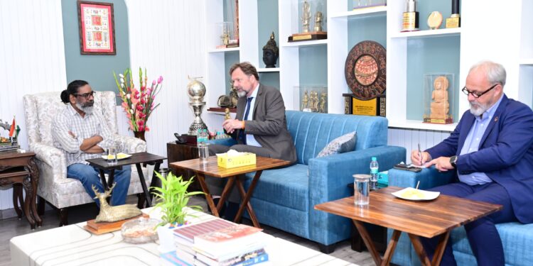 झारखंड-जर्मनी की नई दोस्ती: CM हेमन्त सोरेन और जर्मन राजदूत की मुलाकात में निवेश और विकास की बनी बात!