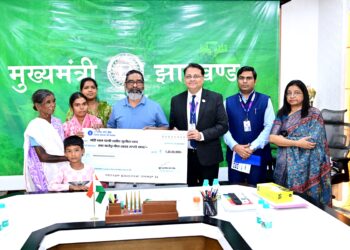 शहीद सुनील धान को नमन: CM हेमन्त सोरेन ने परिजनों को सौंपा 2.66 करोड़ का चेक, वादा- सरकार हमेशा साथ!