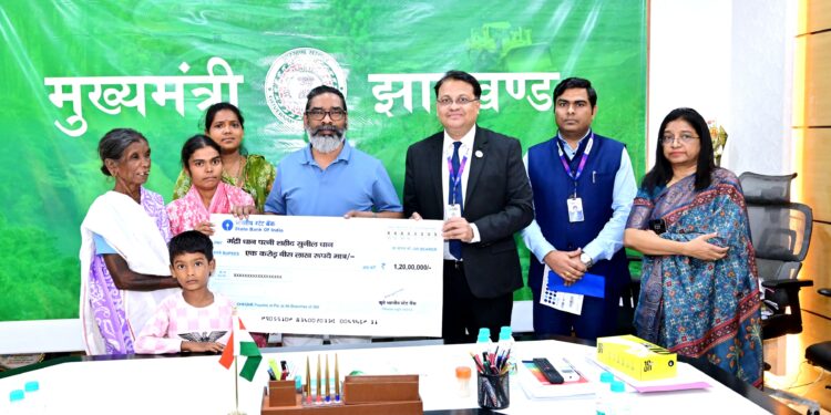 शहीद सुनील धान को नमन: CM हेमन्त सोरेन ने परिजनों को सौंपा 2.66 करोड़ का चेक, वादा- सरकार हमेशा साथ!