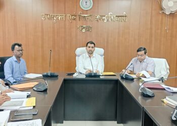 गढ़वा में विकास की नई उड़ान: उपायुक्त दिनेश यादव ने नई योजनाओं का खाका तैयार किया, अधूरी योजनाएं बंद!