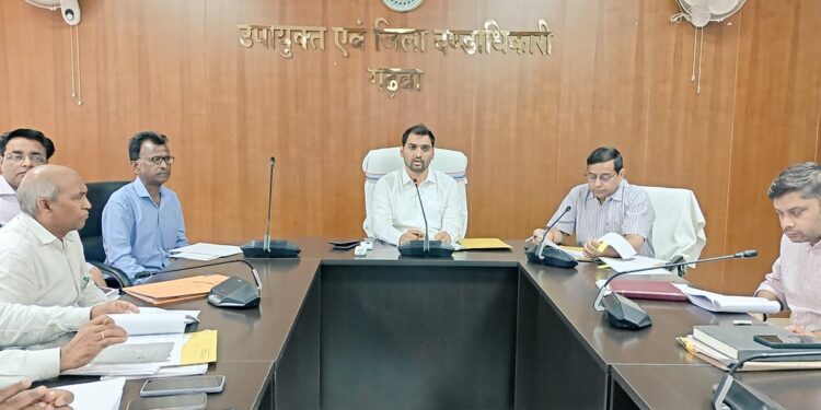 गढ़वा में विकास की नई उड़ान: उपायुक्त दिनेश यादव ने नई योजनाओं का खाका तैयार किया, अधूरी योजनाएं बंद!